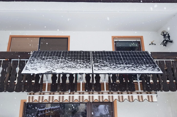Balkonkraftwerk mit Schnee bedeckt